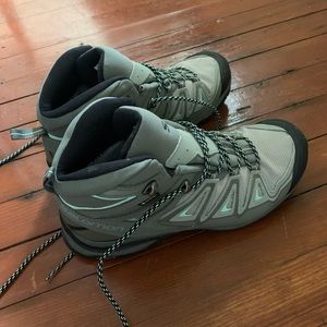Salomon X Ultra 3 Mid GTX hiking boot - women’s size 8